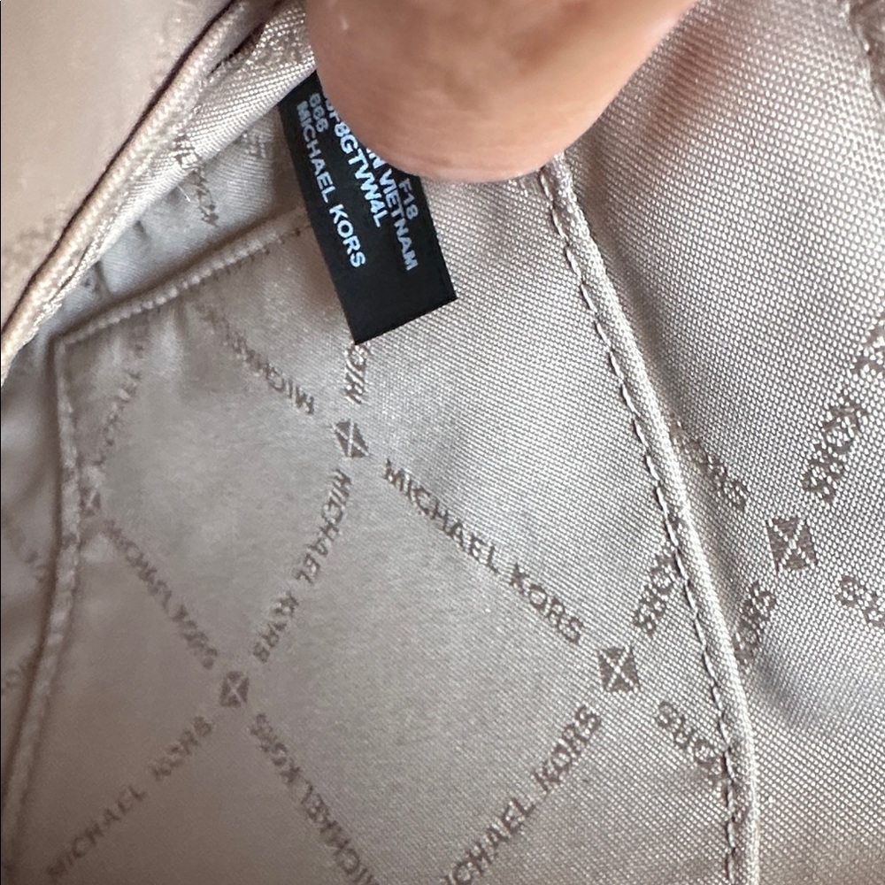 🚩NWOT🚩 Beautiful Michael Kors Burgundy Pebble Leather Studded Wristlet - Picture 10 of 13